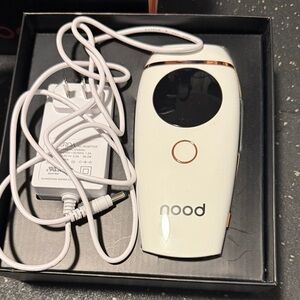 Nood Hair Removal Device in White and Gold